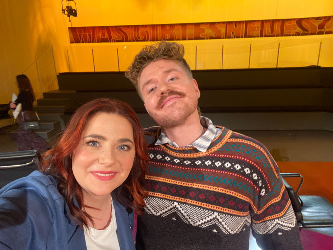 Isabell Pannagl und Benedikt Mitmannsgruber machen ein Selfie.