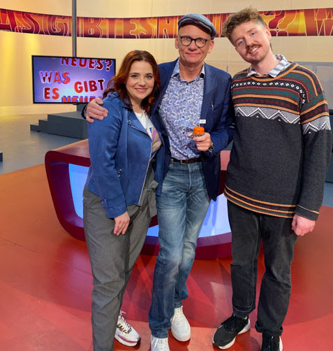 Isabell Pannagl, Oliver Baier und Benedikt Mitmannsgruber im Gruppenfoto bei „Was gibt es Neues?“.