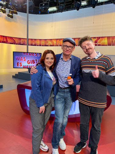 Isabell Pannagl, Oliver Baier und Benedikt Mitmannsgruber posieren fürs Gruppenfoto bei „Was gibt es Neues?“.