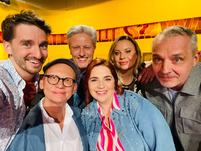 Clemens Maria Schreiner, Katharina Straßer, Thomas Maurer, Isabell Pannagl und Florian Scheuba lachen gemeinsam mit Oliver Baier ins Selfie.