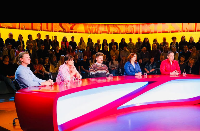 Gery Seidl, Eva Maria Marold, Benedikt Mitmannsgruber, Isabell Pannagl und Viktor Gernot am Gästetisch bei „Was gibt es Neues?“.