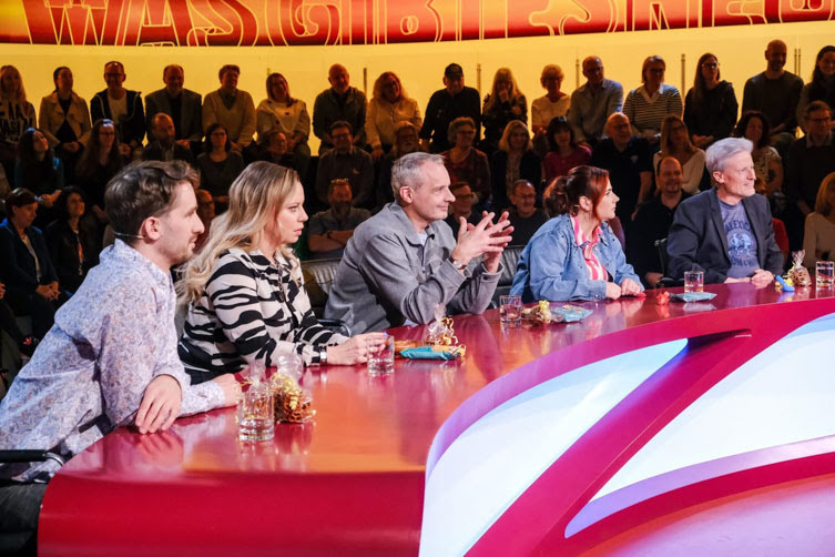 Das Rateteam aus Clemens Maria Schreiner, Katharina Straßer, Thomas Maurer, Isabell Pannagl und Florian Scheuba schaut gespannt zu Moderator Oliver Baier.