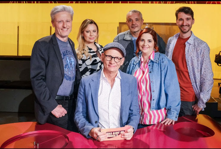 Clemens Maria Schreiner, Katharina Straßer, Thomas Maurer, Isabell Pannagl und Florian Scheuba und Oliver Baier im Gruppenfoto für „Was gibt es Neues?“ am 25. April 2025.