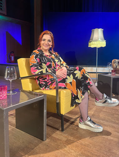 Isabell Pannagl zu Gast bei der Tafelrunde auf ORF III. Sie sitzt gut gelaunt auf einem gelben Polstersessel.