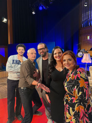 Isabell und die anderen Gäste machen gemeinsam mit dem Moderator ein Selfie.