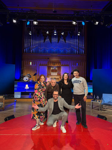 Gruppenfoto im Studio der Tafelrunde auf ORF III.